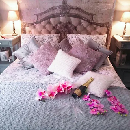 Du Cote De Lacoume Bed & Breakfast