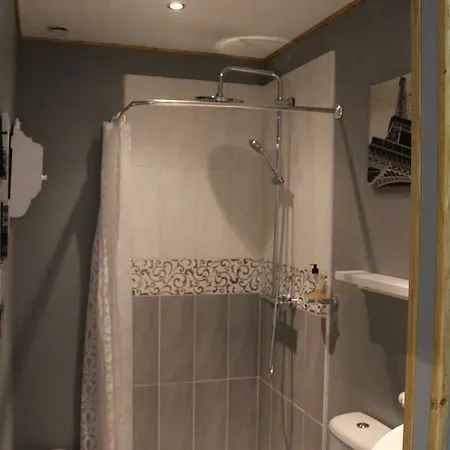 Du Cote De Lacoume Bed & Breakfast *